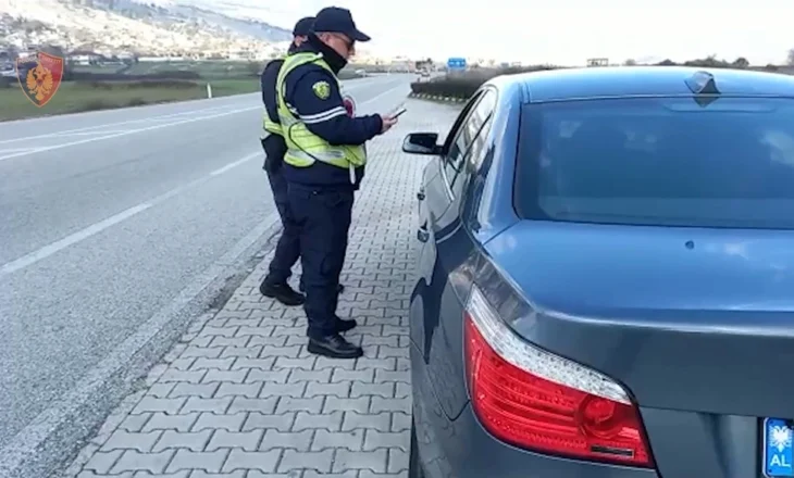 Gruaja nga Memaliaj drejtonte makinën pa patentë, ndalohet nga policia