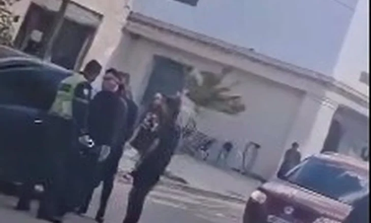 “Hiqe uniformën!”/ Plas keq mes efektivit dhe shoferit të ‘Benz’-it, pamjet ku i riu godet dhe kërcënon policin