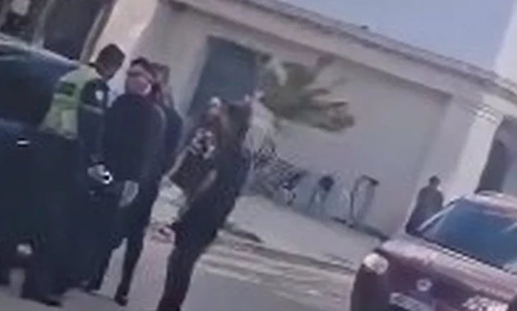 ‘Hiqe uniformën!” Plas në Berat-Shoferi i ‘Benzit’ godet dhe kërcënon Policin: Mbaje t’i biem