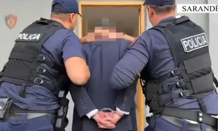Hiqej si prokuror për të mashtruar qytetarët, arrestohet 49-vjeçari në Sarandë, në pranga dhe një i ri që e strehonte