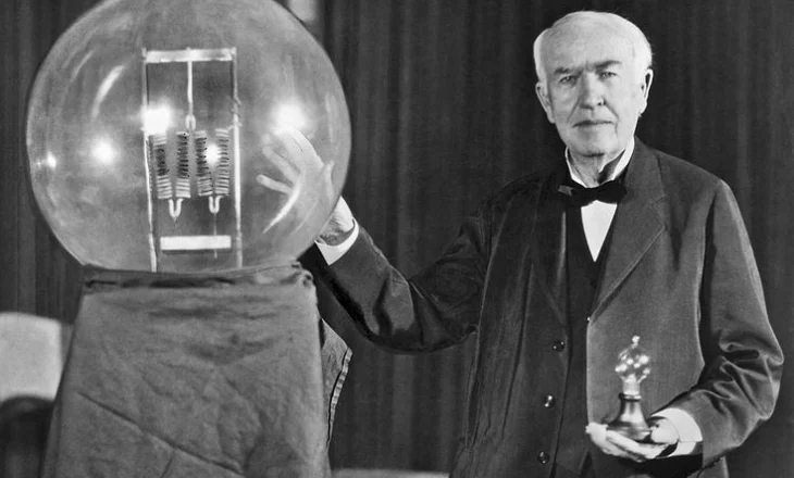 Historia prekëse, por motivuese e gjeniut Thomas Edison dhe nënës së tij