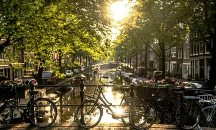 Holanda, kombi që lëviz mbi dy rrota: Biçikleta si mënyrë jetese dhe identitet kombëtar