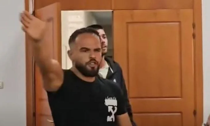 Hyri me forcë në Këshillin Bashkiak të Vlorës/ Merr zgjidhje problemi i tij, Danaj: Nismat e të rinjve…