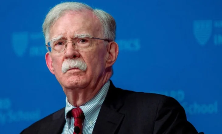 I dha gruas dhe vajzës informacion të klasifikuar, ngrihet akuzë federale për ish-këshilltarin e Trump, John Bolton