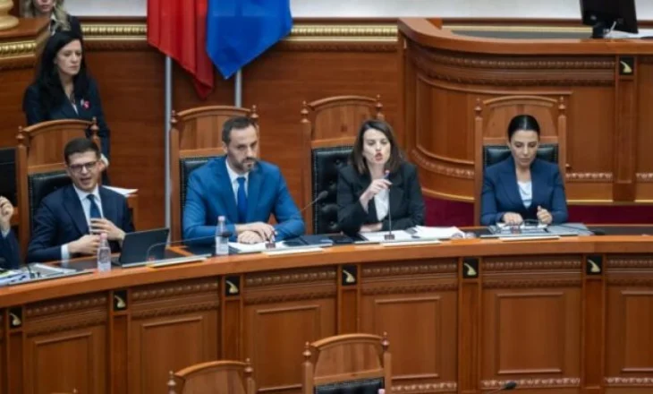 ‘I pështirë’, degradon shërbëtorja e Ramës, Koçiu fyen rëndë deputetët e opozitës kur i kërkuan dorëheqjen