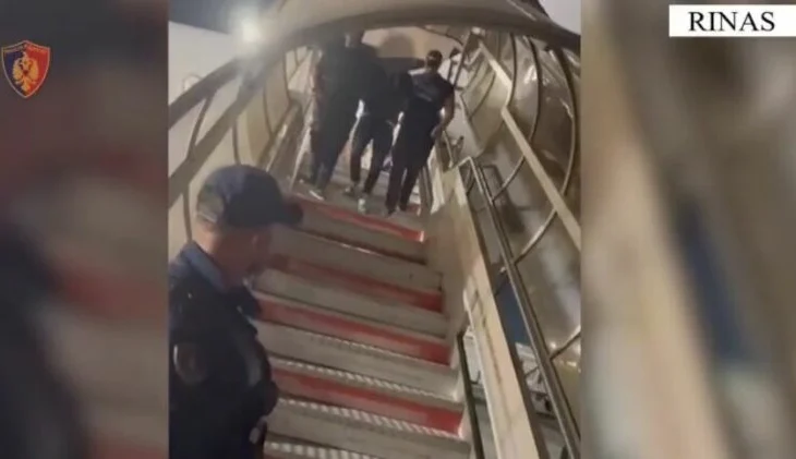 I prangosur dhe i rrethuar nga policët/ U ekstradua nga Dubai, momenti kur ‘Cllevio’ mbërrin në Rinas