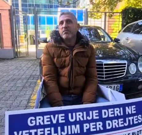 “I vdekur që i vdekur jam”/ Pretendon që i grabitën pronën në Golem, qytetari: Grevë deri në vetëflijim