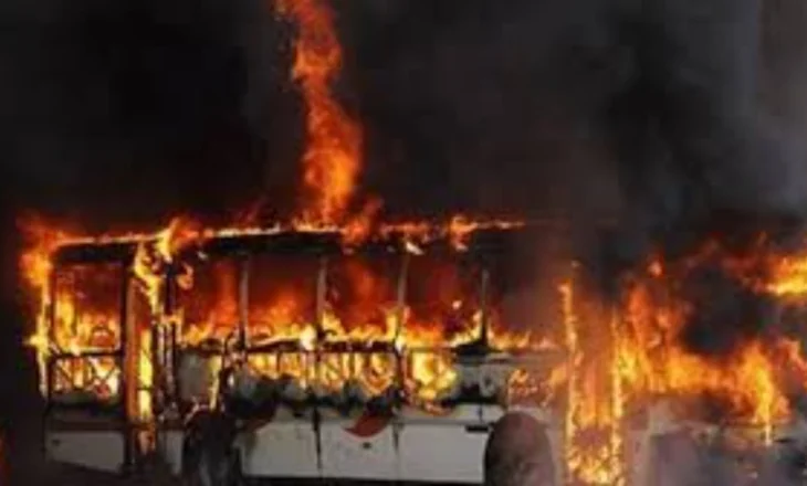 I vihet flaka natën një autobusi në Kukës, policia në kërkim të autorit