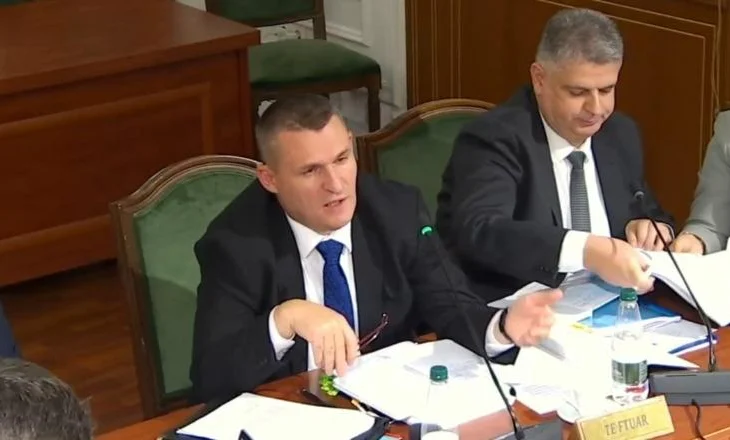 ‘I vjen rrotull Kryeministrisë, por arreston liderët e opozitës’, Dumani përplaset me Strazimirin: Ndihem i fyer, sepse…