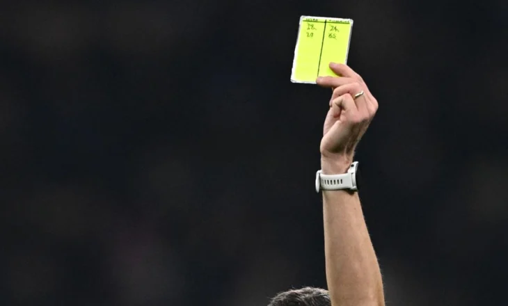 IFAB përgatit një ndryshim tjetër, VAR-i të ndërhyjë edhe për kartonët e dytë të verdhë