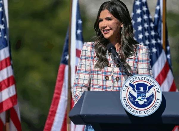 Incidenti me agjentët federalë, zyrtarja e lartë e Trump: Çikagoja është “zonë lufte”!