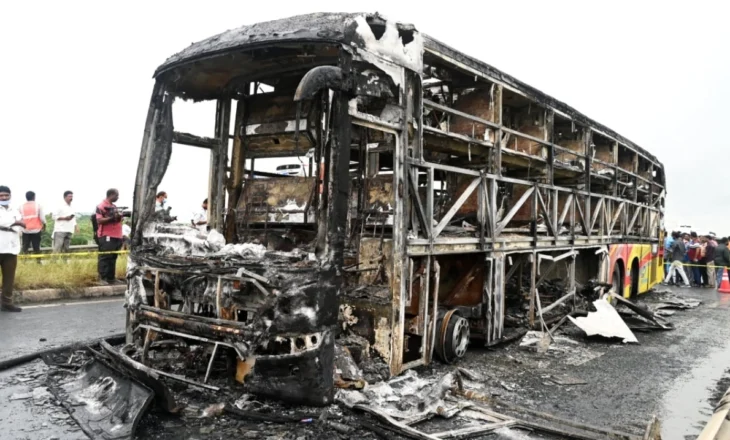 Indi/ Autobusi përfshihet nga flakët pas aksidentit, dhjetëra pasagjerë digjen të gjallë