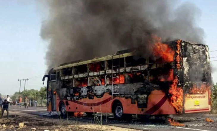 Indi/ Autobusi përfshihet nga flakët, të paktën 20 të vdekur