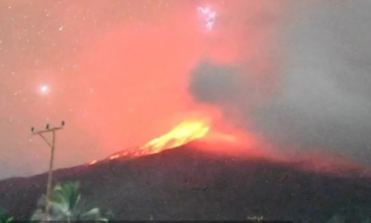 Indonezi/ Shpërthim i ri vullkanik në ishullin Flores, niveli i alarmit në maksimum