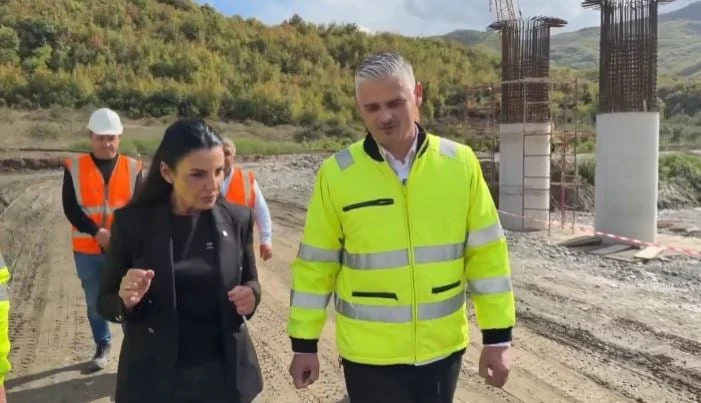 Inspekton punimet në aksin Elbasan-Rrogozhinë/ Balluku: Ecuria 60%, në qershor 2026 mbarojmë..