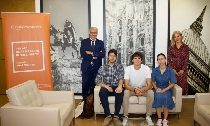 Intesa Sanpaolo Bank Albania mbështet, me 27,000 € në bursa, 3 studentë të Kolegjit të Europës