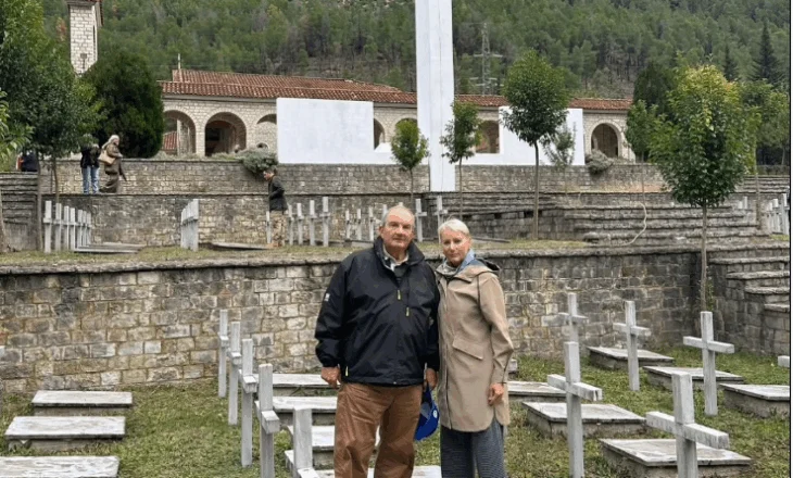 Ish-kryeministri grek Karamalis në Këlcyrë, homazh te varrezat greke: Aty ku mijëra ushtarë grekë dhanë jetën për një besim, për një ide, për një komb