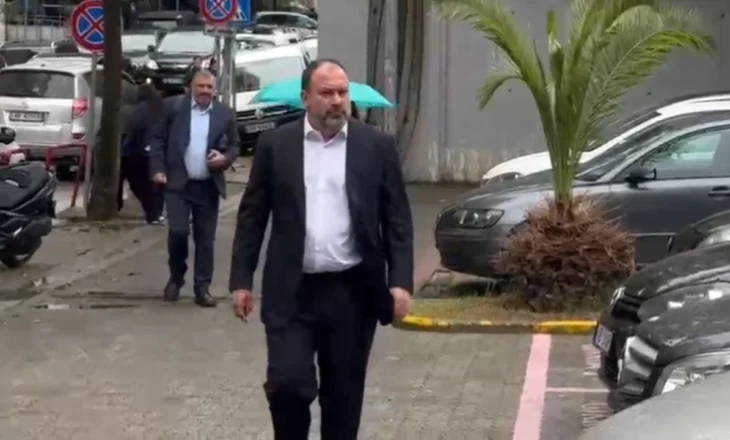 Ish-ministri Arbjan Mazniku paraqitet në SPAK për dosjen 5D