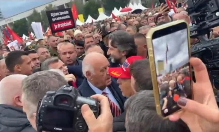 Ish-presidenti Alfred Moisiu mbërrin në shesh/ Protesta madhështore pro ish-krerëve të UÇK-së