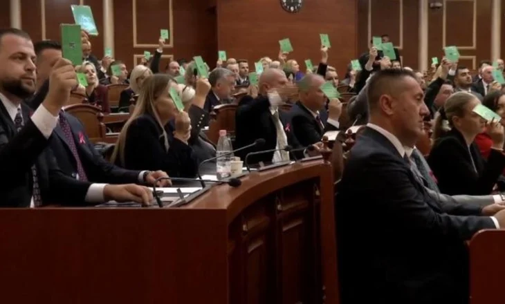 Ishin parashikuar 10 orë diskutime/ Mazhoranca voton 4 rezolutat e rendit të ditës, mbyllet seanca
