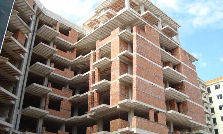 Ishte duke punuar, 59-vjeçari bie nga lartësia e një pallati në kryeqytet