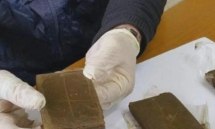 ITALI/ Fshehu 15 kg kanabis në dollap, arrestohet 52-vjeçari shqiptar dhe bashkëpunëtori i tij