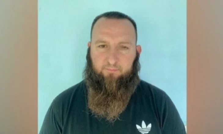 Iu gjetën 13 armë zjarri të sofistikuara, ky është Milasim Ramaj që u arrestua në Fier