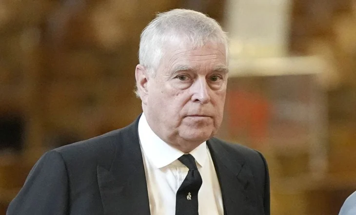 Iu hoqën titujt mbretëror, Mbreti Charles akordon një shumë për shpërnguljen e princit nga rezidenca mbretërore dhe një pension vjetor