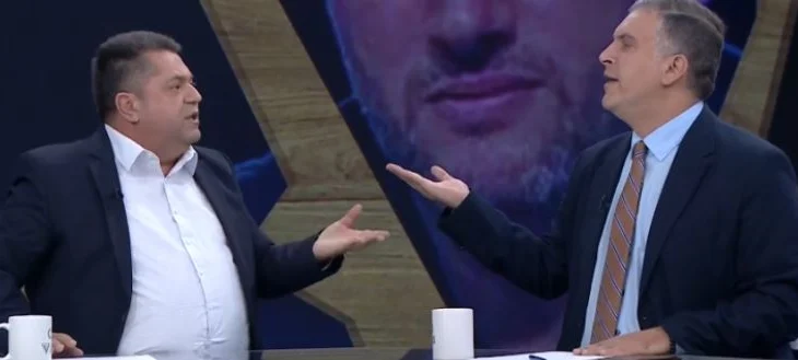 “Je tapë”, plas sherri në studio, gazetari ‘kapet’ keq me Blushin: Ti pije me Ilir Metën dhe më pas e fute në burg