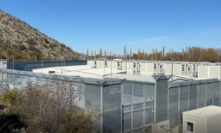 “Jemi si të dënuar këtu”/ Vizitë e papritur në Gjadër, deputetët italianë ngrejnë alarmin: Pamje dramatike, ç’po ndodh në kamp