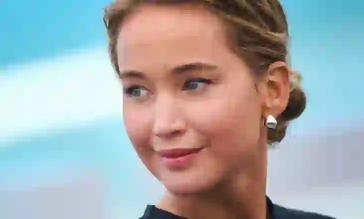 Jennifer Lawrence tregon periudhën e vështirë pas lindjes: Çdo herë që foshnja flinte, mendoja se kishte vdekur