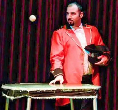 Julian Kazazi: Artistët në Shqipëri të pambrojtur, institucionet shpesh përdorin largimin nga puna si mjet presioni