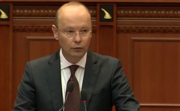 “Ka konsumuar një sërë shkeljesh të rënda”/ Seanca plenare, flet deputeti: Peleshi duhet të shkarkohet, kanë cenuar…