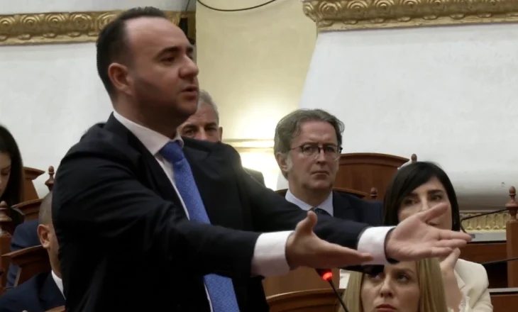 “Ka shumë punë me drejtësinë”/ Seanca plenare, ironizon Balliu: Ku e keni shoqe Ballukun