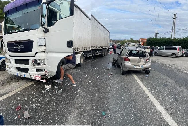 Kamioni përplaset me makinën në aksin Lezhë-Shkodër, një i plagosur