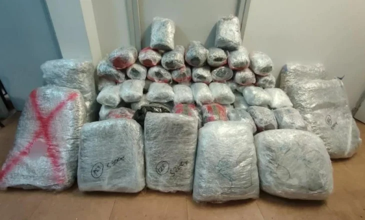 Kapen 193 kg drogë në kufirin shqiptaro-grek, shoferi braktis makinën gjatë ndjekjes
