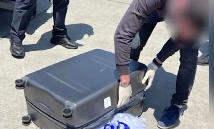 Kapen 60 kg drogë në Rinas. Ishin nisur nga Tajlanda, arrestohen dy kinezë