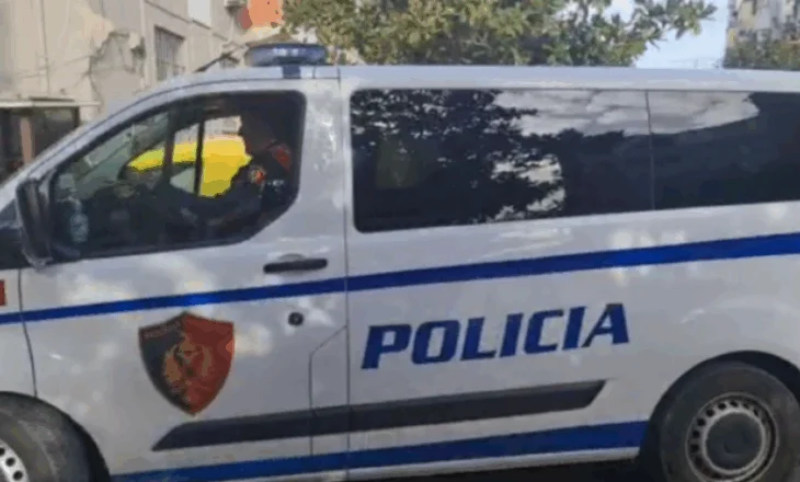 Kapet me drogë 24-vjeçari në Tiranë, e pësojnë edhe dy shokët e tij për moskallëzim