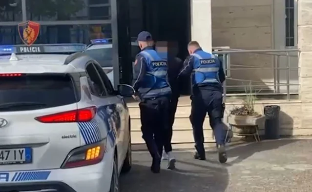 Kapet taksia me drogë në Tiranë, pranga shoferit