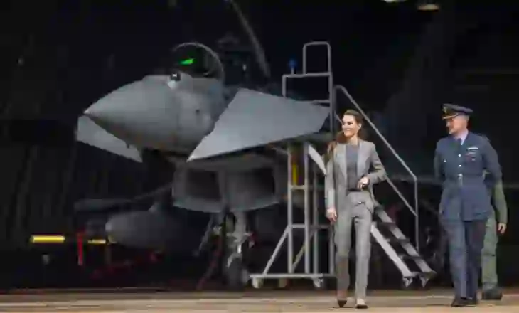 Kate Middleton vizitë në bazën ushtarake, shfaqet me taka të larta në një avion luftarak