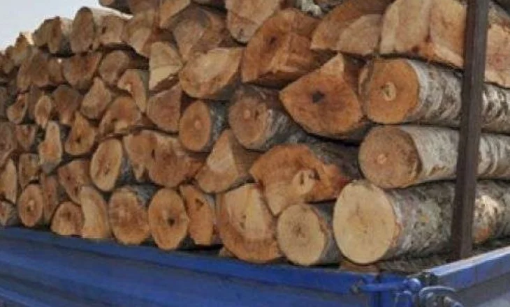 Këlcyrë, kapet makina me dru zjarri të prera në mënyrë të paligjshme