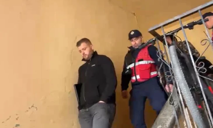 Kërcënoi gjyqtarët për dënimin e nipit vrasës, momenti kur ndalohet nga policia Gjovalin Shkëmbi (VIDEO)