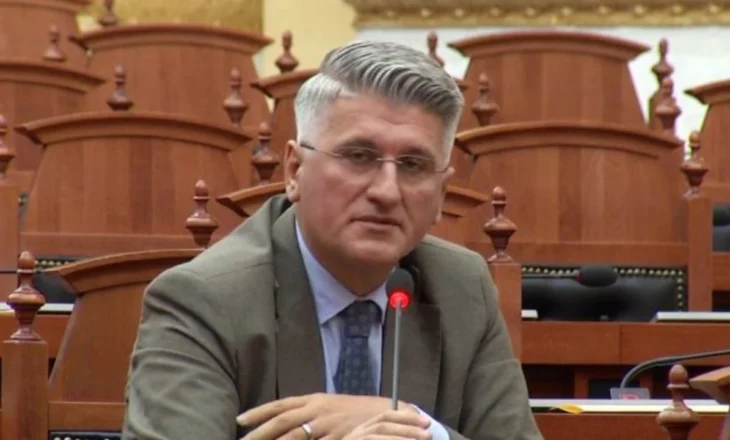 “Kërkoni ndjesë publike”/ Emri i Enver Hoxhës në email-et e Kuvendit, Agron Gjekmarkaj akuzon PS: Në grupin tuaj ka hetues të komunizmit