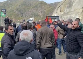 “Këta nuk na njohin dhe nuk pranojnë të ulen në bisedime”/ Përshkallëzohet protesta në Spaç, dy minatorë shoqërohen…