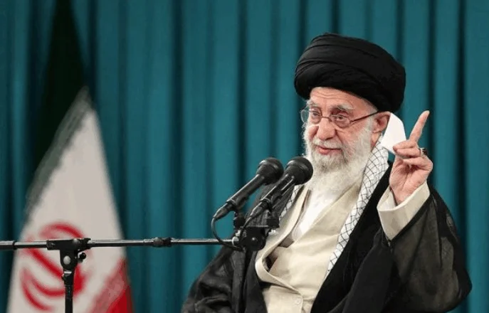 Khamenei refuzon ofertën e Donald Trump për bisedime