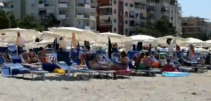 “Kishte zhurma” – Turistët polakë çojnë në gjykatë hotelin shqiptar, kërkojnë dëmshpërblim për pushime stresuese