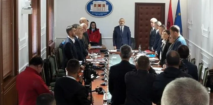 Komisionet parlamentare nisin me një minutë heshtje/ Vrasja e gjyqtarit Astrit Kalaja: Akt barbar, ndëshkim shembullor