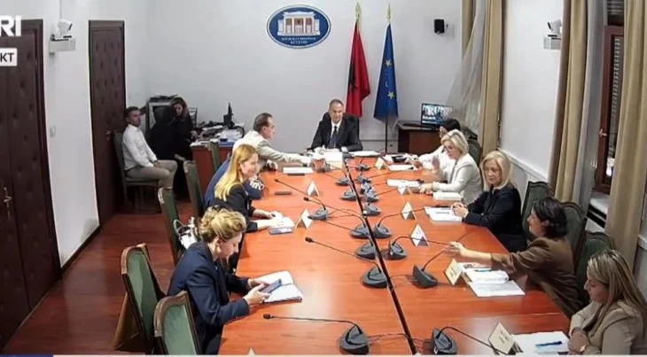 Komisioni për Edukimin/ Boçi kërkon bashkëpunim, Baçi-anëtarëve të PS: Funksiononi vetëm me urdhra