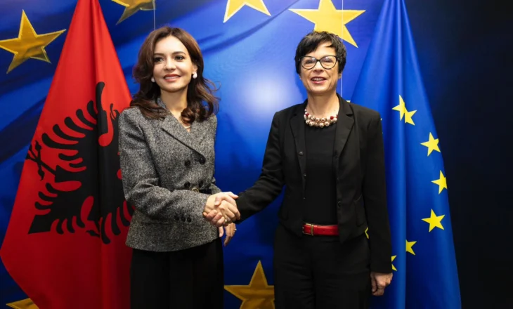 Komisonerja Marta Kos pret Spiropalin përpara “Murit të Zgjerimit”: Shqipëria një rast suksesi