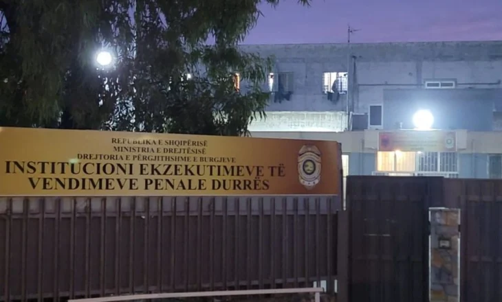 Kontroll i befasishëm në burgun e Durrësit/ Gjenden 5 iPhone në dyert e dusheve, i përkisnin 3 të dënuarve (EMRAT)